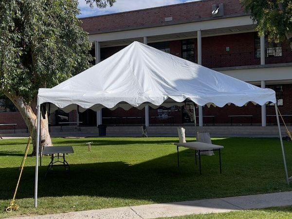Carpa blanca montada sobre pasto